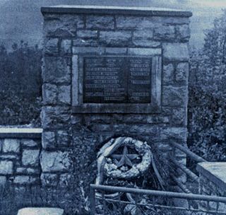 У Рујанима је својевремено подигнут споменик  страдалим Србима, али ту никада није сахрањена ниједна српска кост јер власт није допуштала да их изваде из јама и неопојених рака